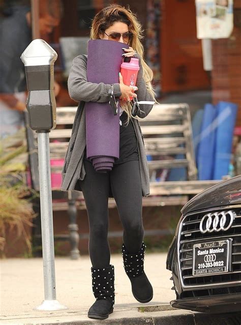 How To Wear Uggs With Yoga Pants And Leggings 13 Chic Outfits How To Wear Uggs Pants And