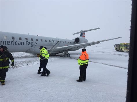 Video Plane Skids Off Runway And Chaos In Us As Arctic Blast Grounds