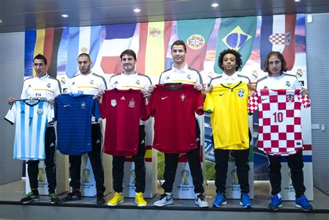 Berikut akan kami tampilkan daftar nama pemain timnas portugal terbaru yang dipanggil oleh pelatih. Pemain Madrid Bareng-bareng Pamerkan Jersey Timnas ...