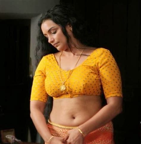 Hot Actress Swetha Menon Wear Saree Below Navel Show Pics Saree Below Navel Photos