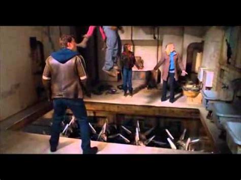 Cindy finds out the house she lives in is haunted by a little boy and goes on a quest to find out who killed him and why. Scary movie 4 - Il gioco della morte - YouTube