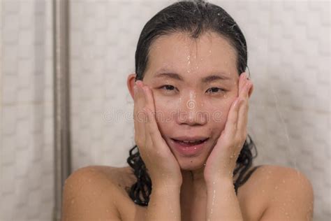 Joven Y Hermosa Mujer China Asi Tica Feliz Tomando Una Ducha En El Ba O Lav Ndose El Pelo