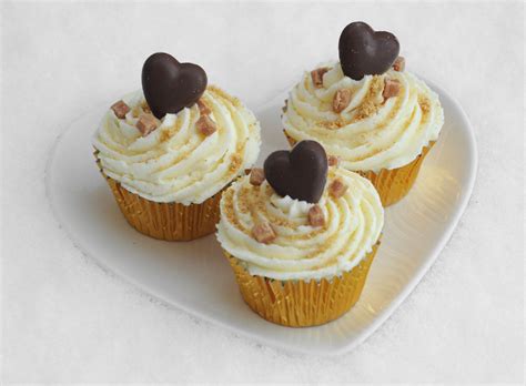 Indulgent Vanilla Cupcakes | Cupcake Ideas For You
