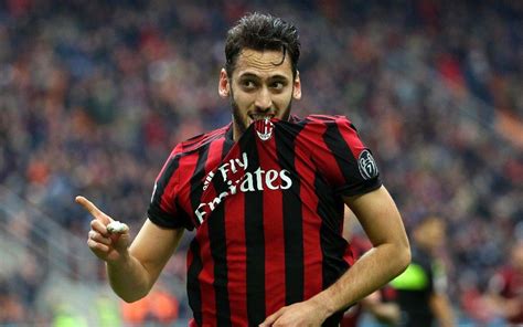 Penaltı atışını kullanan milli futbolcu hakan çalhanoğlu, 90+3 bayer leverkusen'de ömer toprak sakatlığı sebebiyle kadroda yer almazken, augsburg ekibinde halil altıntop yedek kulübede oturdu. Milan, asker selamı veren Hakan Çalhanoğlu ile yollarını ...