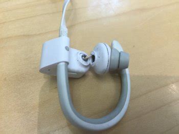 You might have to push the lever down to find the right spot. Broken Powerbeats Wireless 2 | MacRumors Forums