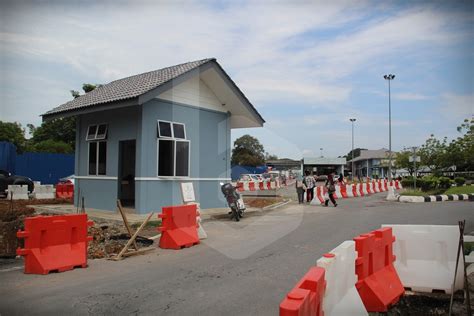 The padang besar border crossing is the only direct rail link between malaysia and thailand, and a quieter and less direct road crossing than bukit kayu hitam in kedah. Baolau ETS Padang Besar KL Sentral 01 Resized - Baolau