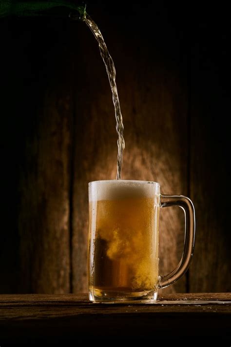 Pouring Beer Into The Glass Foto De Cerveja Pôster De Cerveja Cerveja