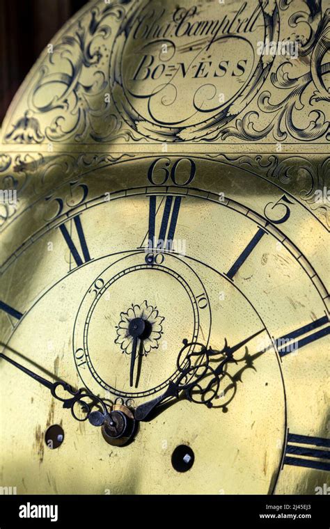 Reloj De Un Reloj Antiguo Adornado Con Números Romanos Fotografía De