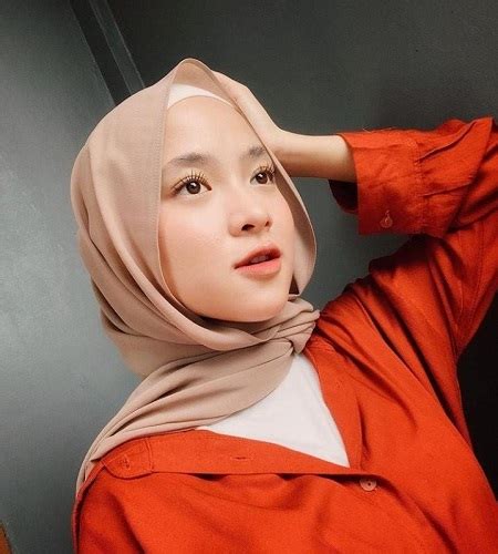 4 Gaya Hijab Pashmina Nissa Sabyan Yang Harus Kamu Coba