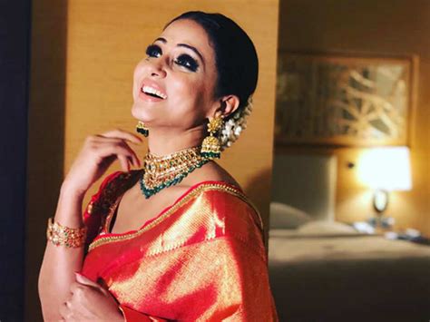 Bigg Boss 11 S Hina Khan Goes Traditional Looks Ethereal In A Red Kanjivaram Saree Times Of India