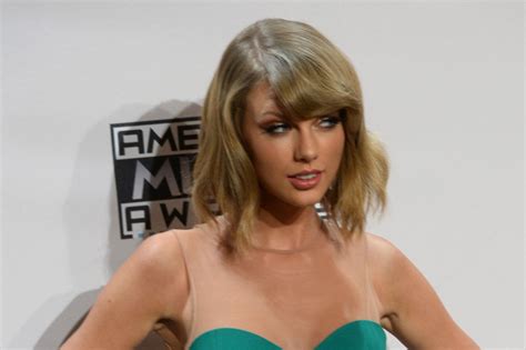 Taylor Swift Wins Dick Clark Award For Excellence At The Amas