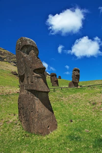 Rapa Nui La Estatua Moai En Rano Raraku En Isla De Pascua Chile