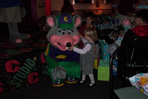 Hugs For Chuck E Cheese At Emilys Party Abbamouse Flickr
