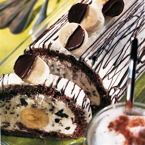 Wenn du marzipan nicht magst, kannst du diesen einfach weglassen, oder nach dem herkömmlichen rezept eine roulade herstellen. Bananen-Split-Rolle | Rezept | SÜTI,DESSZERT, ÉDESSÉG ...