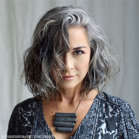 The Latest Hair Trend On Instagram Grombre Bangstyle Look Cheveux Gris Cheveux Gris