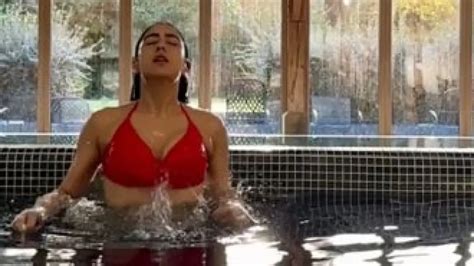 Sara Ali Khan Oozes Hotness Turns Up Heat In Swimming Pool Odisha Tv