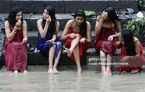 Nepalese Hindu Women Prepare To Take A Ritual Bath In The Bagmati Fotografía De Noticias