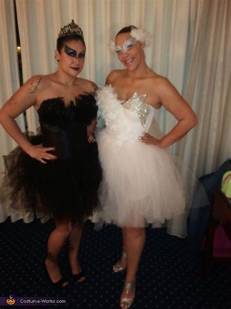 Black Swan Vs White Swan Halloween Costume Contest At Costume Works