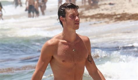 Shawn Mendes Spotted At The Beach In Miami See The New Shirtless Photos Shawn Mendes