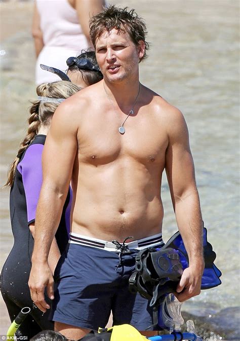 Peter Facinelli Showcases Shirtless Sexy Body In Hawaii Daily Mail Online