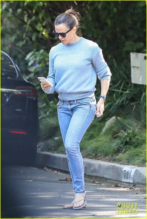 Jennifer Garner Stops By Longtime Friend Bradley Coopers House Photo
