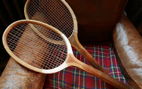 paire de raquettes de tennis anciennes en bois