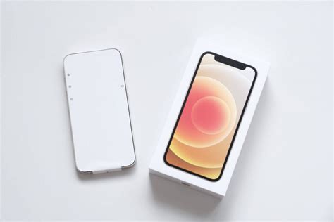 開封レビュー Iphone 12 Miniのホワイトは優しい色合いが魅力！小さくて軽いのはいいですね ブランクハウス