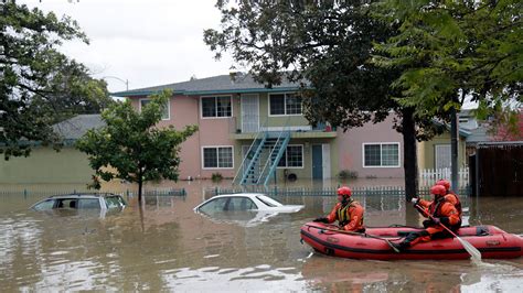 Miles Huyen De Inundaciones En California Telemundo