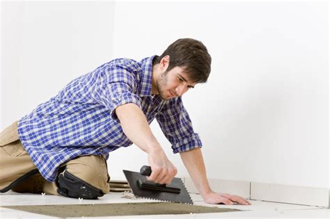 Um ein sauberes und optisch einwandfreies fugenbild nach dem verfugen zu erhalten, wird in jedem fall professionelles werkzeug benötigt. Fliesen verfugen: Bereits nach 24 Stunden ist der Boden ...