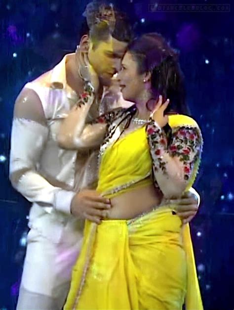 Divyanka Tripathi Nach Baliye 6 Hot Saree Navel Dance Performance