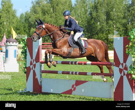 Mädchen In Pferdesport Uniform Fotos Und Bildmaterial In Hoher Auflösung Alamy