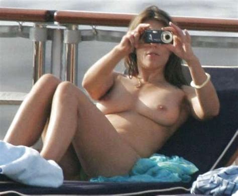 ΤΟ ΜΗΛΟ ΤΗΣ ΚΥΡΙΑΚΗΣ Η Elizabeth Hurley topless στην παραλία