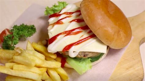 Bagaimana cara membuat pai ayam burger? Resep Burger Oncom, Paduan Legit Menu Asing dan Indonesia