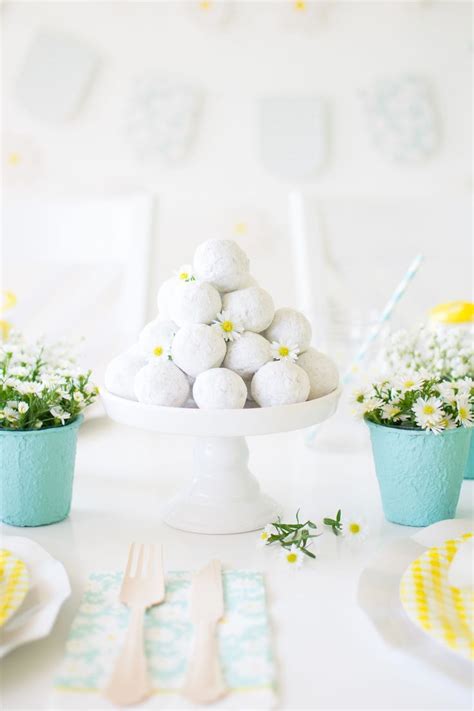 A Daisy Inspired Spring Tablescape To Celebrate This Season In Style