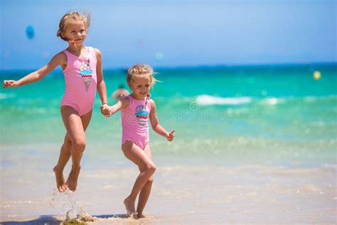 Petites Filles Adorables Ayant L Amusement Pendant Des Vacances De Plage Claquement Sur Les