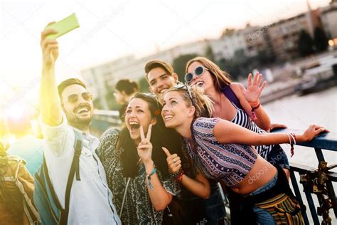 Gelukkige Jonge Mensen Nemen Selfies — Stockfoto © Nd3000 127671840