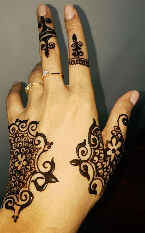All these designs are cool and impressive and are very simple which makes you look more beautiful than with any other stuff. Simple and easy henna design | Henna tattoo designs, Henna ...