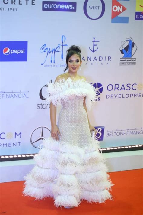 هن عروسة المهرجان منى زكي تخطف الأنظار بفستان شفاف خلال افتتاح مهرجان الجونة