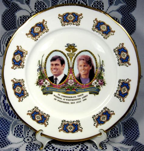 Der britische prinz andrew soll in new york eine minderjährige missbraucht haben. Prince Andrew And Fergie Souvenir Plate Royal Wedding 1986 ...