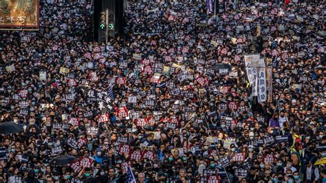Hong Kong Protests Hundreds Of Thousands Turn Out For Largest March In Weeks The New York Times