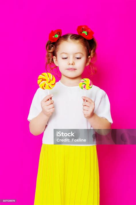 kleines mädchen in eine schöne kleid mit einem großen bonbon lutscher stockfoto und mehr bilder