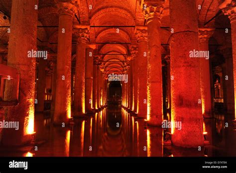 Interior de la antigua basílica de la cisterna Yerebatan Sarnici o hundido cisterna en