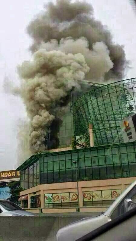 Let us check out the different zones of the one utama mall. www.mieranadhirah.com: One Utama Shopping Mall on fire...