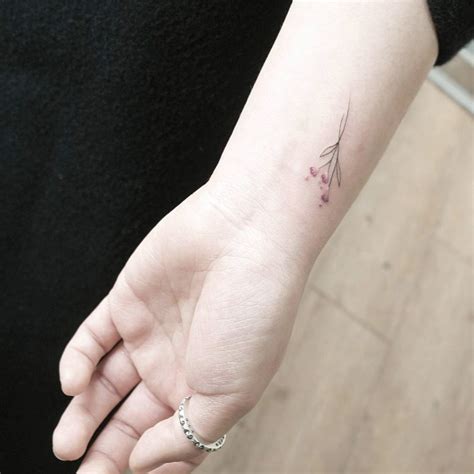 70 Tiny Tattoos For Women With Minimalist Mindsets