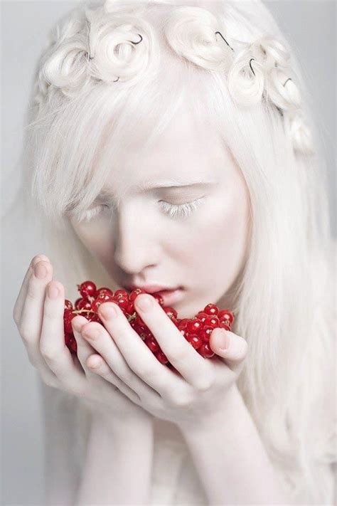 Conheça a modelo albina Nastya Zhidkova Albino girl Albino model Albinism
