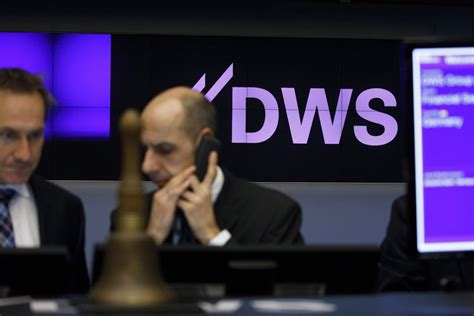 Deutsche Banks Dws Slumps After Us Germany Esg Probe Bloomberg