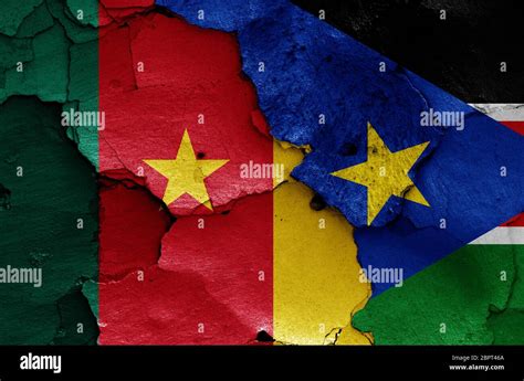 banderas de camerún y sudán del sur pintadas en una pared agrietada fotografía de stock alamy
