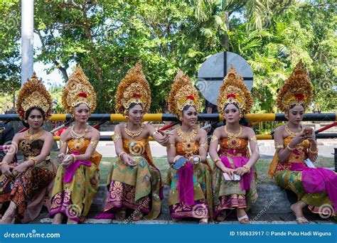 Denpasarbali June 15 2019 Young Balinese Women Wearing Traditional