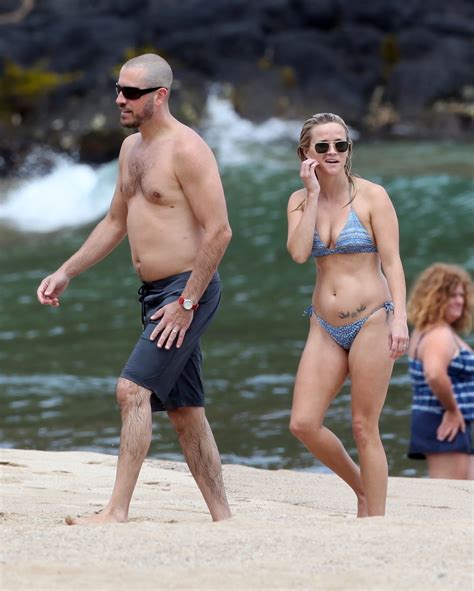 Reese Witherspoon On The Beach On Hawaii August Reese Witherspoon