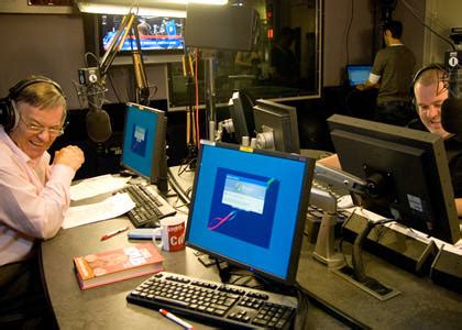 V primeru težav s poslušanjem radia 1 preko spleta si preberite: BBC - Radio 1 - Established 1967